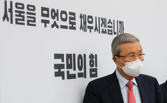 김종인 국민의힘 비상대책위원장이 22일 오전 국회에서 열린 비상대책위원회의에 참석하고 있다.[사진=연합뉴스]